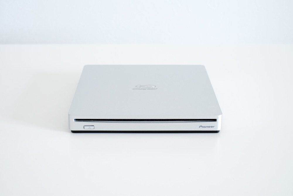 MacBookでブルーレイ鑑賞。USB-Cケーブル1本で接続できるBDドライブ『Pioneer BDR-XS07JL』